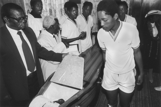Het voetbalelftal van Frances Moasimani bewijst hem de laatste eer, Thabong © Ad van Denderen 1990
